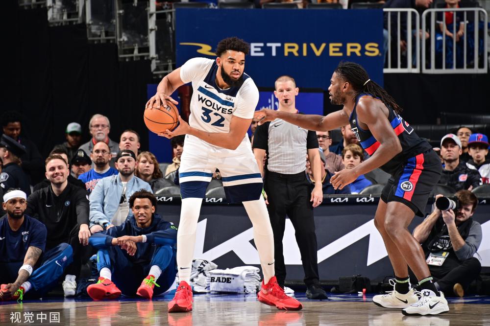 通过她的智 通过她的智