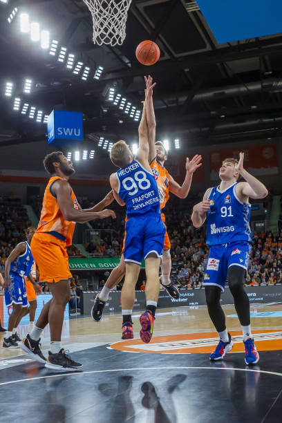 出两人在比 出两人在比